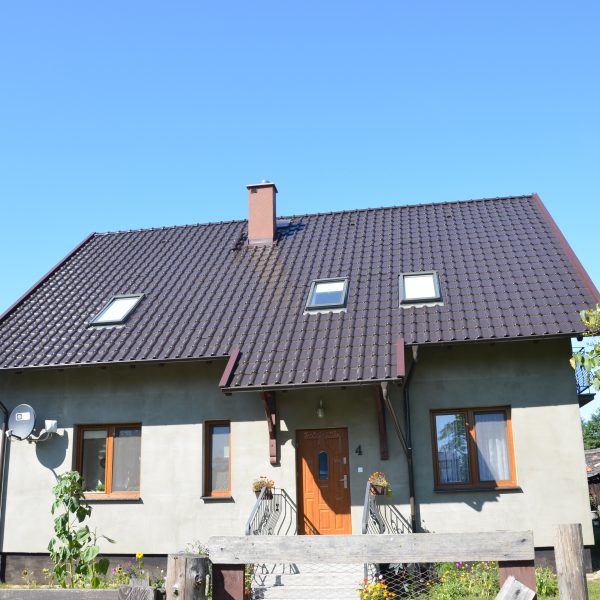Dach z dachówki Braas Rubin tekowy, odporny na zmienne warunki pogodowe.